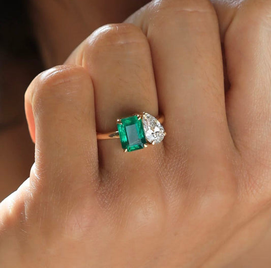 Anillo de Compromiso de Dos Piedras de Corte Distinto