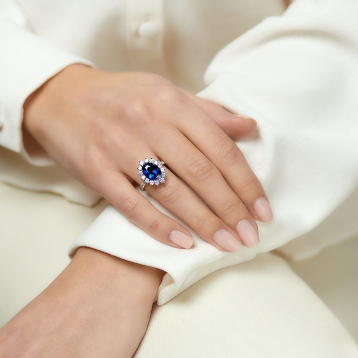 Anillo de Compromiso Corte Ovalado Estilo Halo