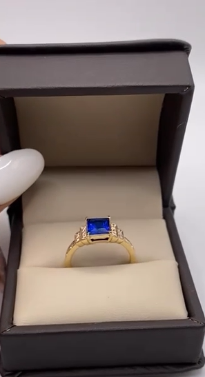 Anillo de Compromiso Corte Princesa Con Zirconia Azul