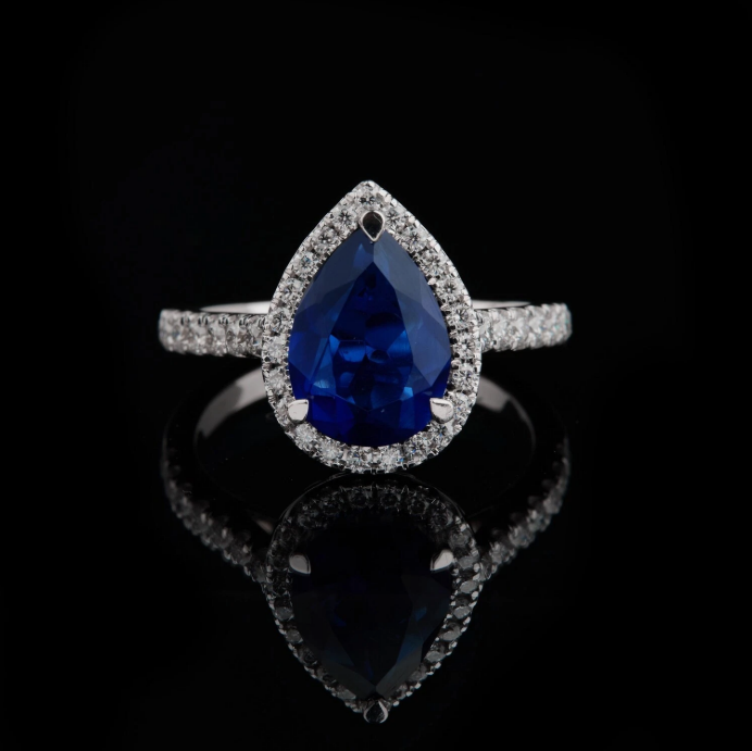 Anillo con Corte de Lágrima Estilo Halo