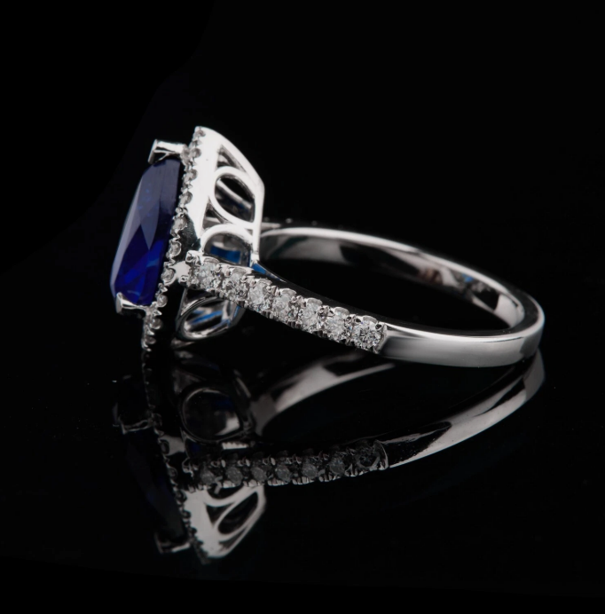 Anillo con Corte de Lágrima Estilo Halo