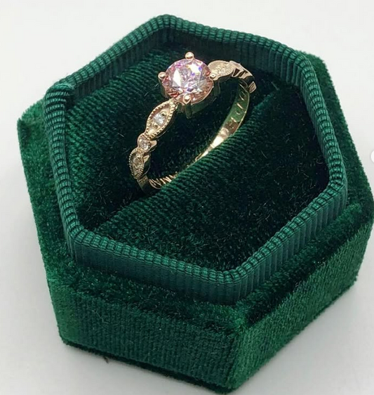 Anillo de Compromiso en Oro con Zirconia Rosa y Detalles Vintage