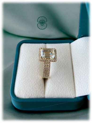 Anillo de Compromiso Corte Esmeralda Estilo Halo