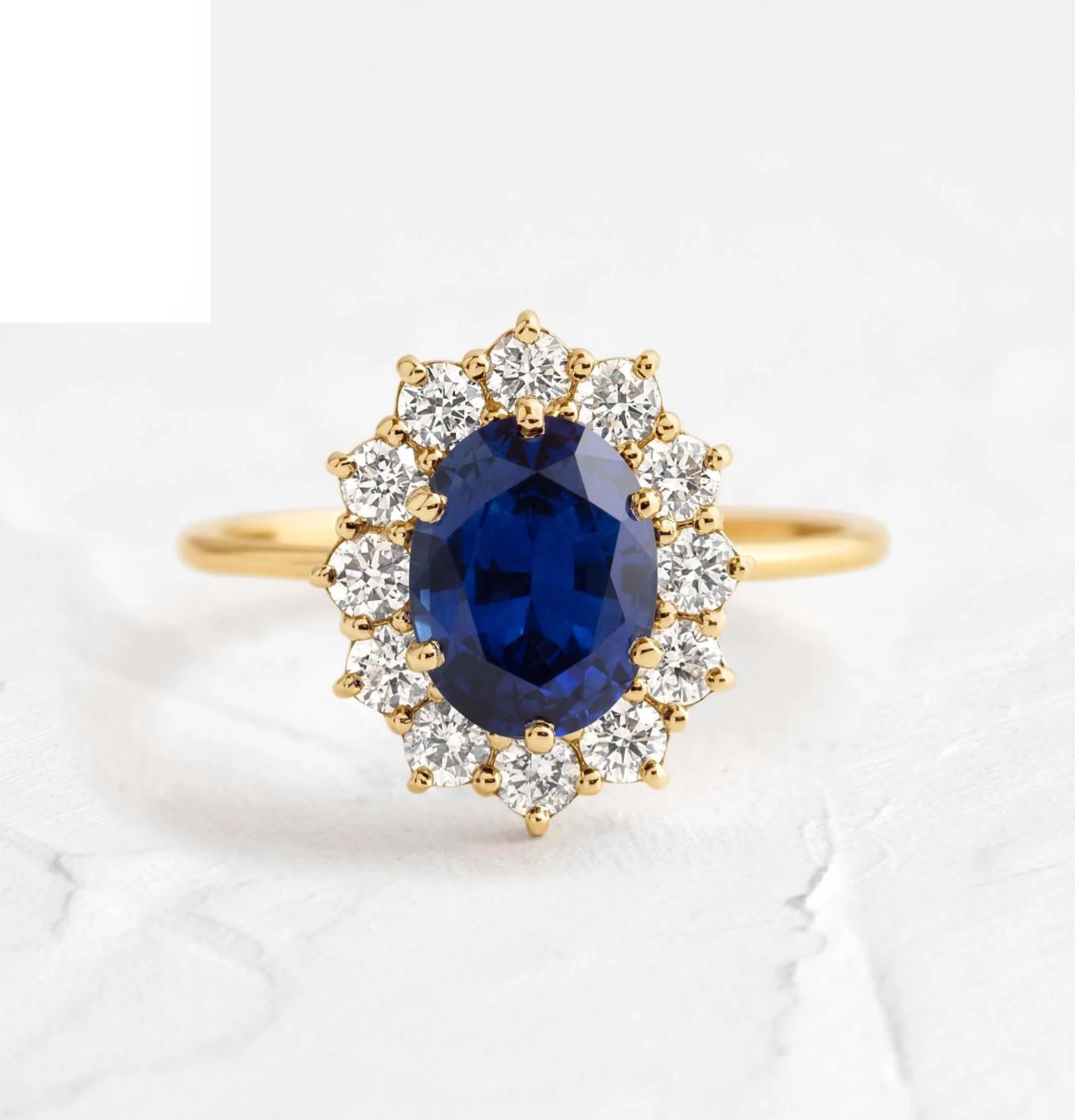 Anillo de Compromiso Corte Ovalado Estilo Halo