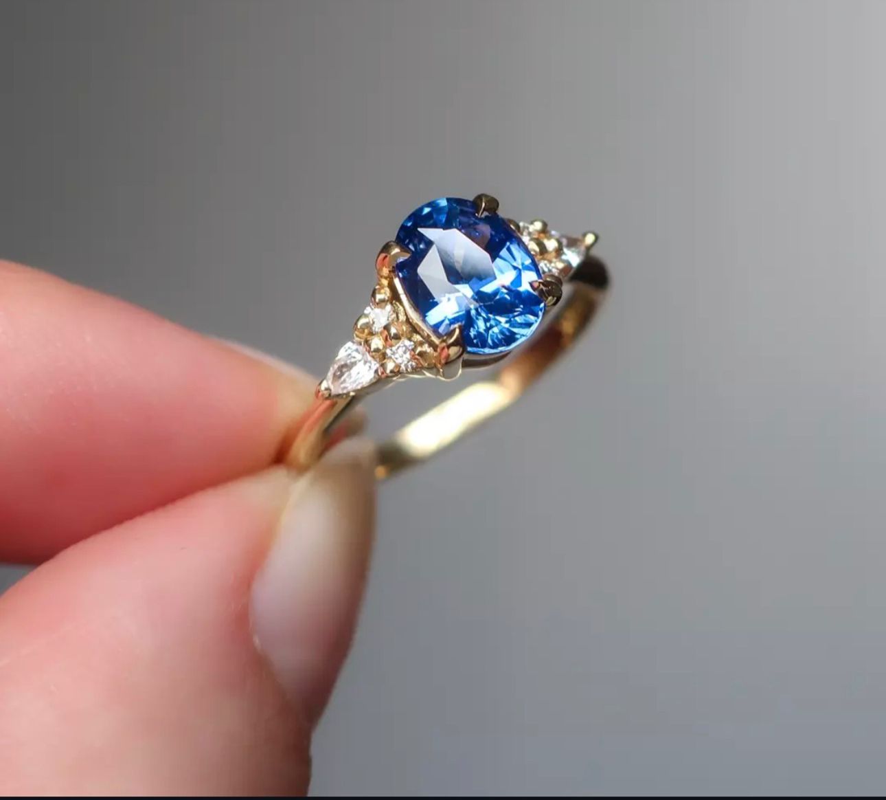 Anillo de Compromiso Corte Ovalado Azul
