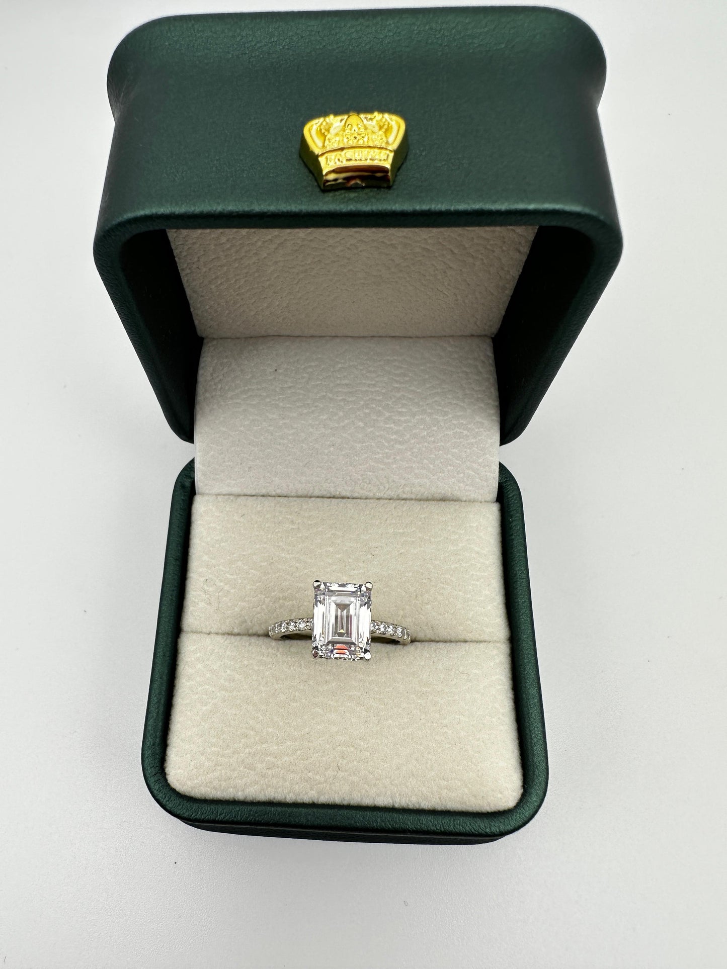 Anillo de Compromiso Corte Esmeralda 10 Kilates