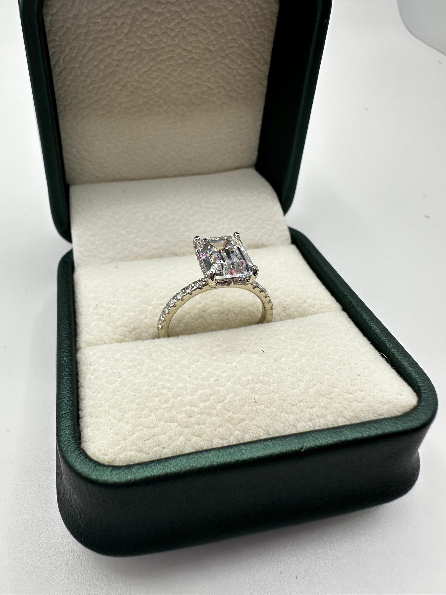 Anillo de Compromiso Corte Esmeralda 10 Kilates