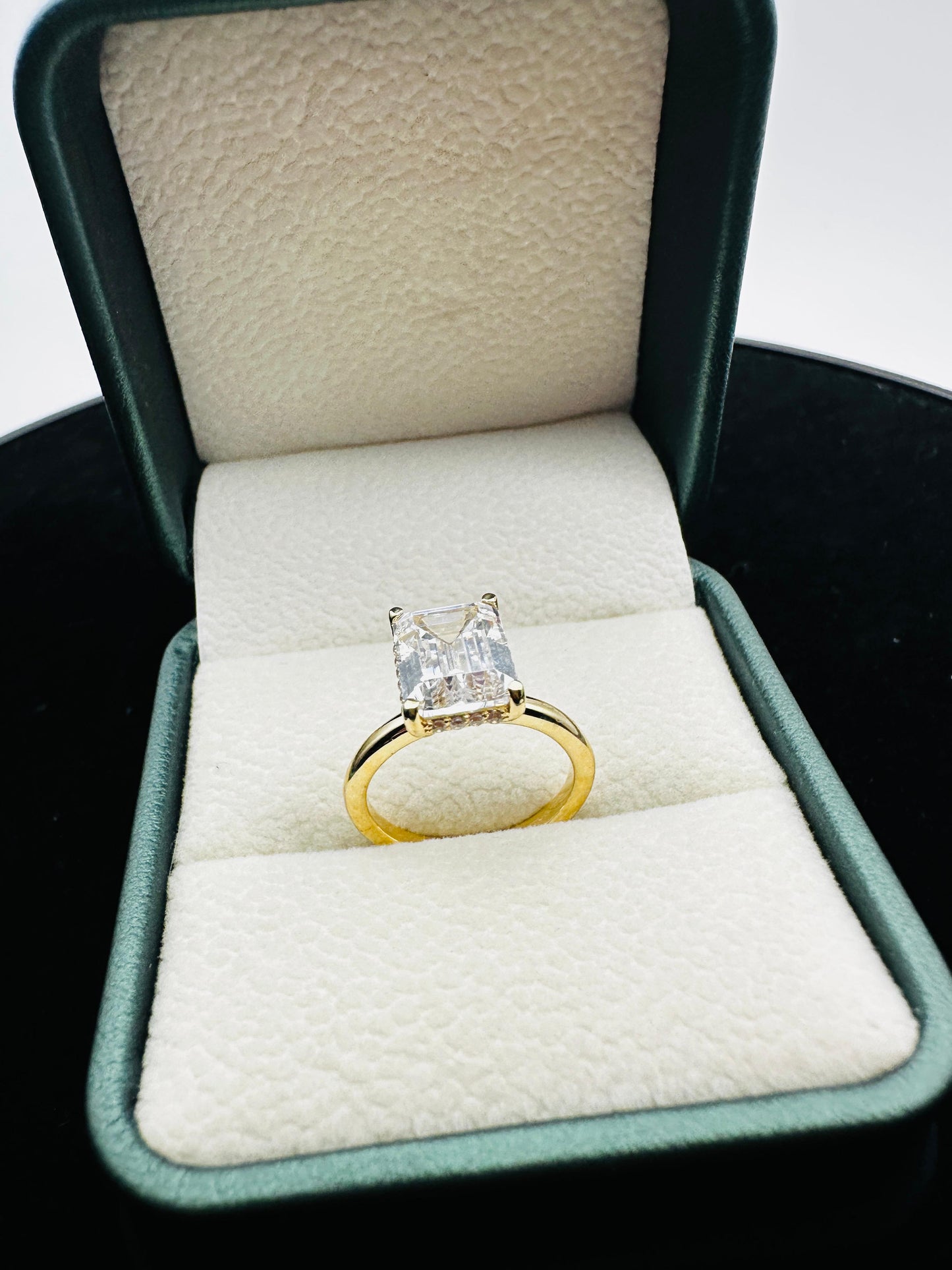 Anillo de Compromiso Corte Esmeralda 10 Kilates