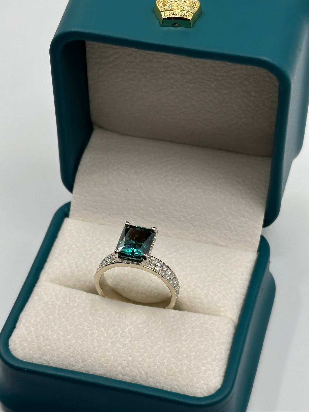 Anillo de Compromiso con Moisanita Verde Esmeralda Corte Radiante