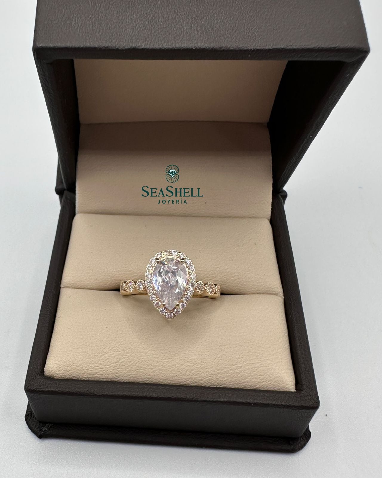 Anillo de Compromiso con Corte Pera en Estilo Halo