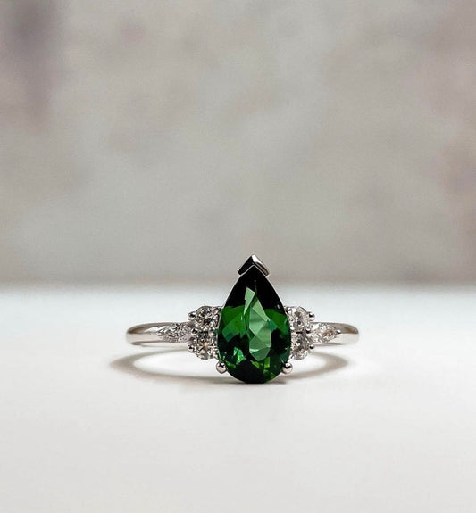 Anillo de Compromiso Corte de Lágrima Color Verde Esmeralda