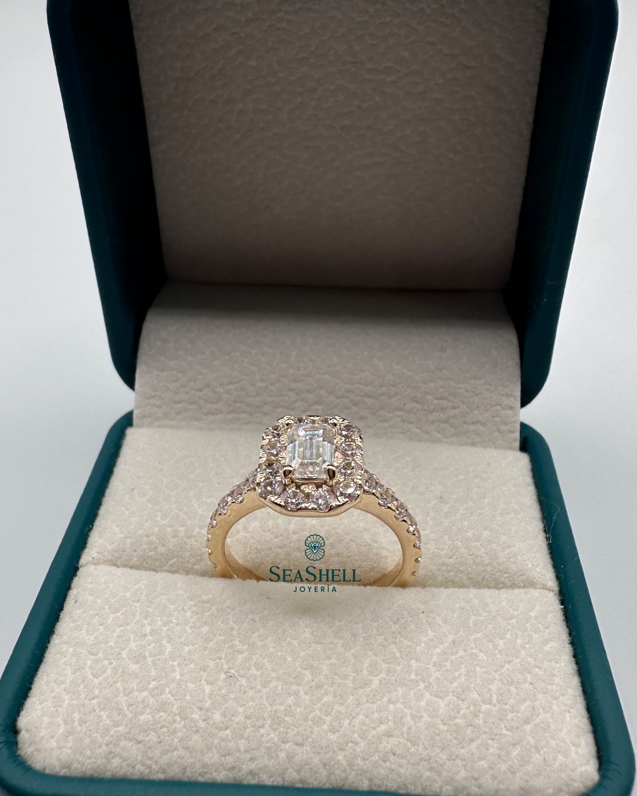 Anillo de Compromiso Corte Esmeralda