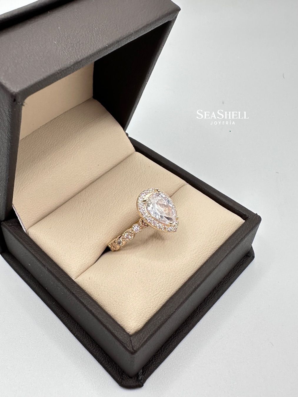 Anillo de Compromiso con Corte Pera en Estilo Halo