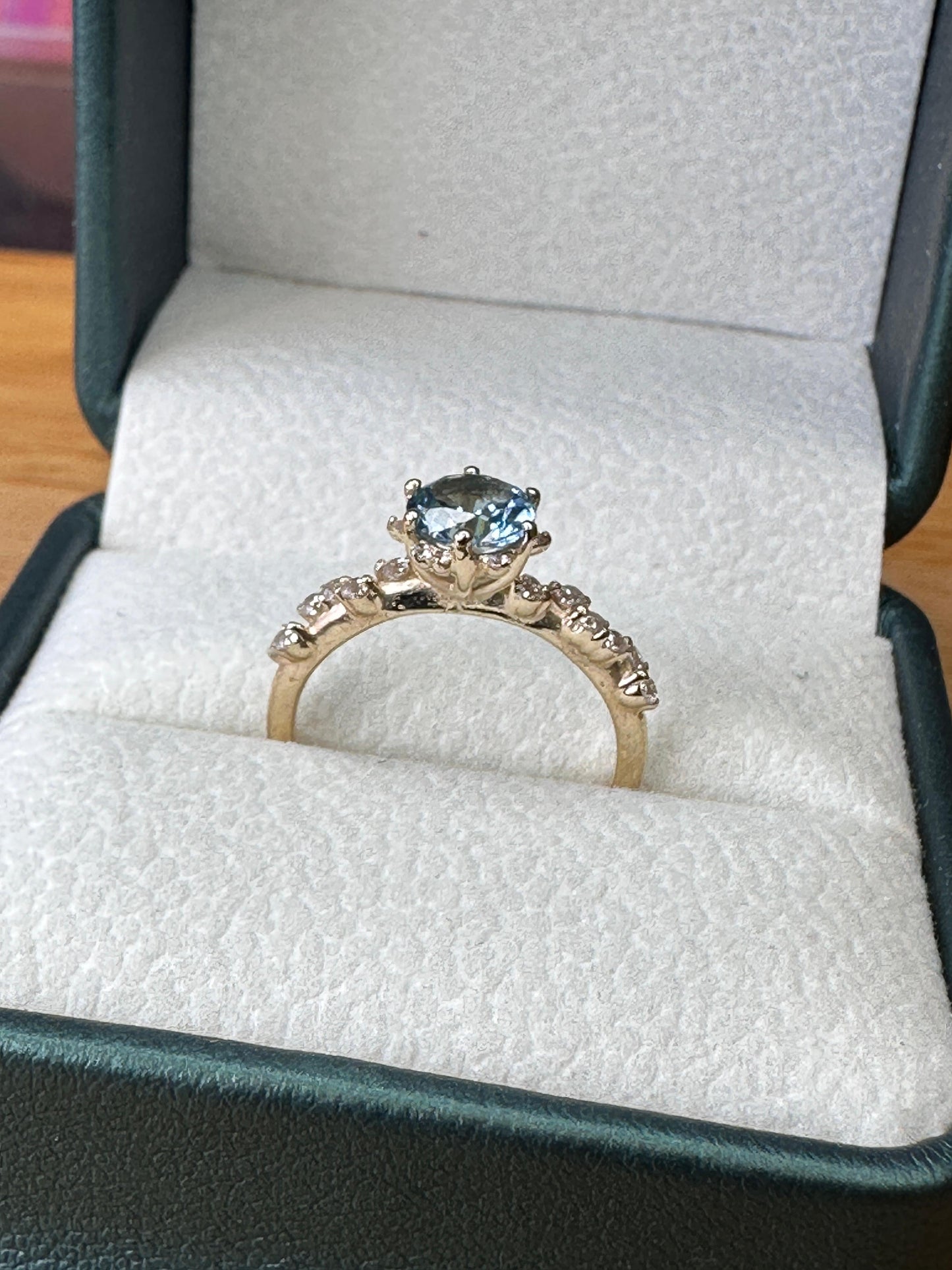 Anillo de Compromiso en Oro con Piedra Aguamarina