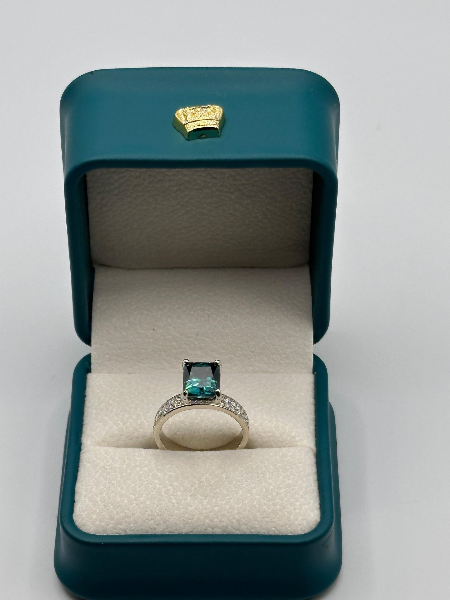 Anillo de Compromiso con Moisanita Verde Esmeralda Corte Radiante