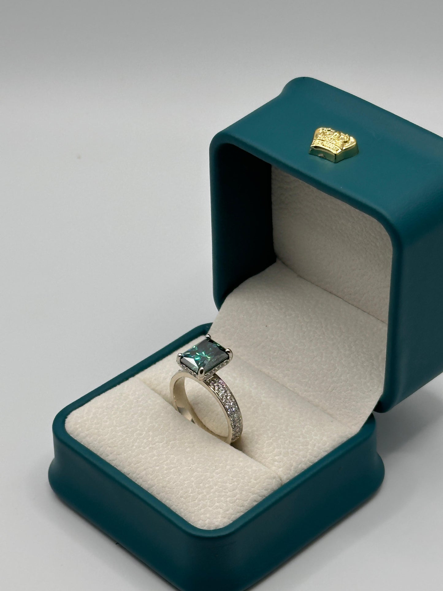 Anillo de Compromiso con Moisanita Verde Esmeralda Corte Radiante