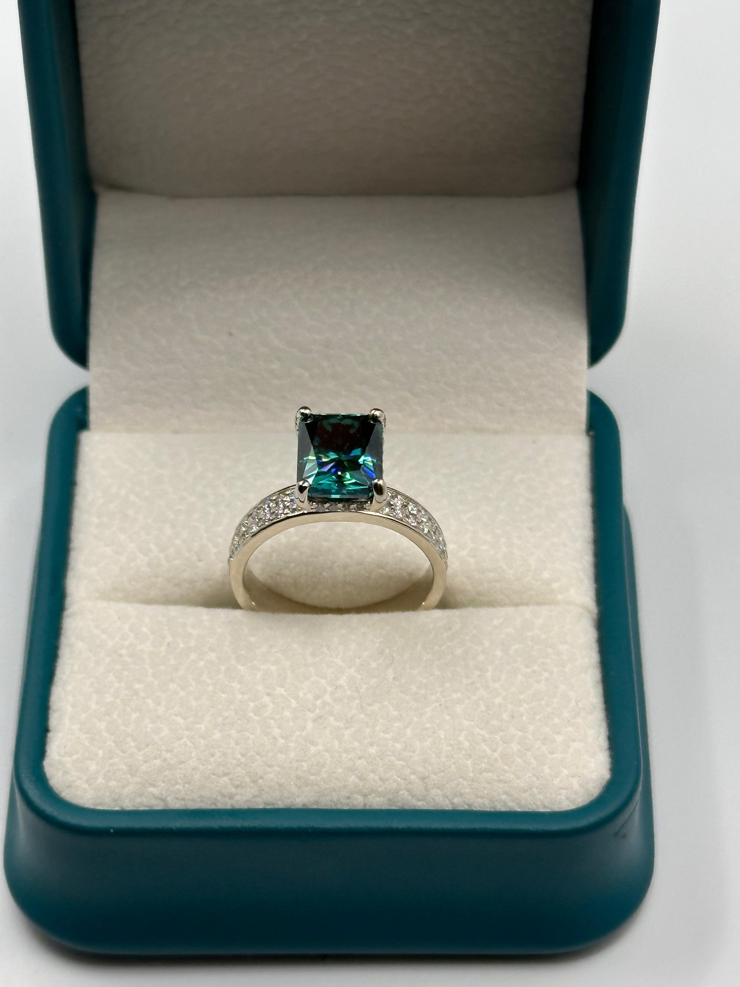 Anillo de Compromiso con Moisanita Verde Esmeralda Corte Radiante