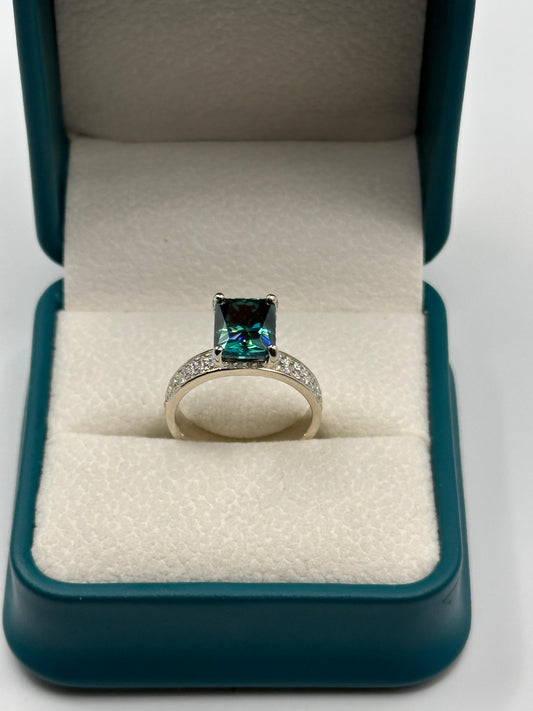 Anillo de Compromiso con Moisanita Verde Esmeralda Corte Radiante