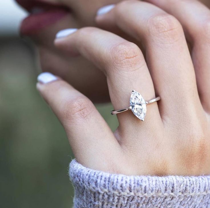 Anillo de Compromiso de Corte Marquesa