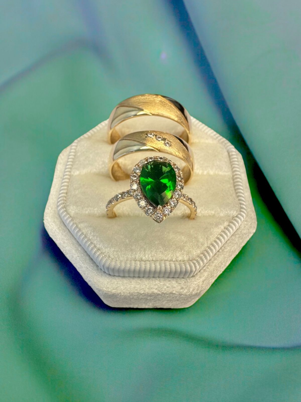 Trío de Anillos de Boda en Oros Combinados de 10k (Blanco y amarillo)