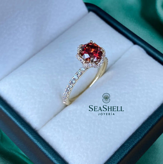 Anillo de Compromiso “Sunset Flame” con Moisanita Rojas Garnet