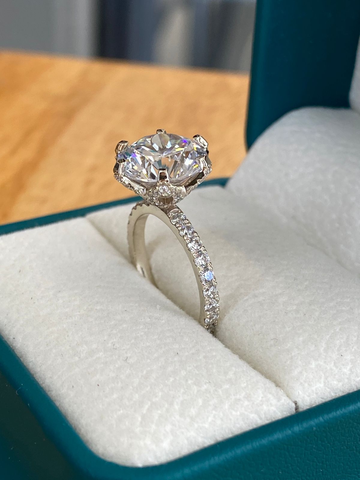 Anillo de Compromiso Corte Redondo Piedra Principal de 10 mms