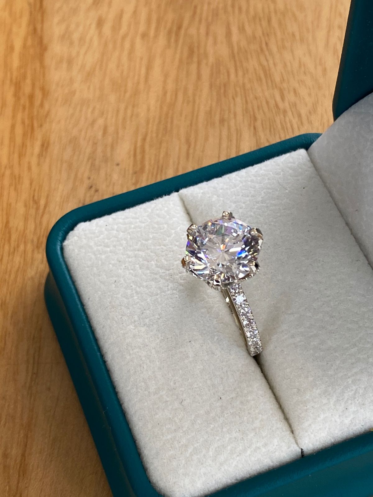 Anillo de Compromiso Corte Redondo Piedra Principal de 10 mms