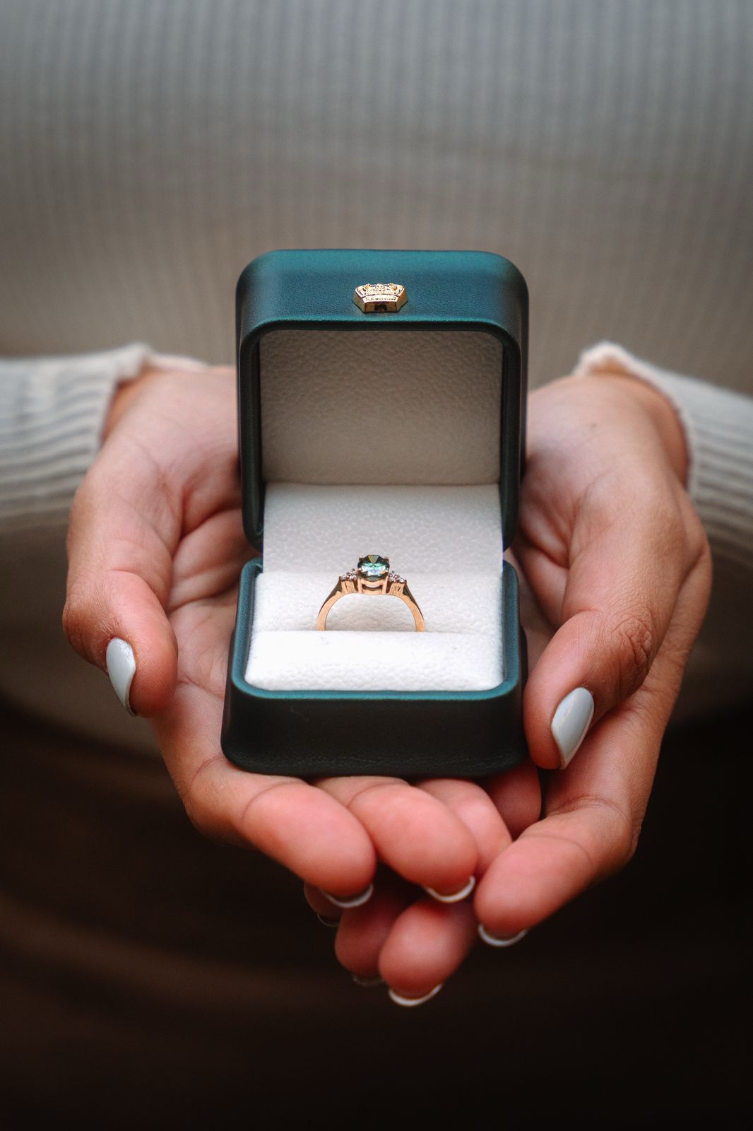 Anillo de Compromiso Corte Ovalado Con Moisanita Verde