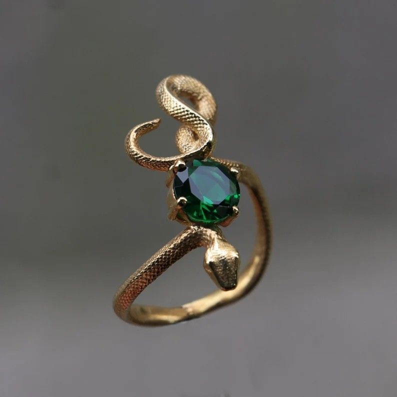 Anillo de Serpiente con una Zirconia Verde