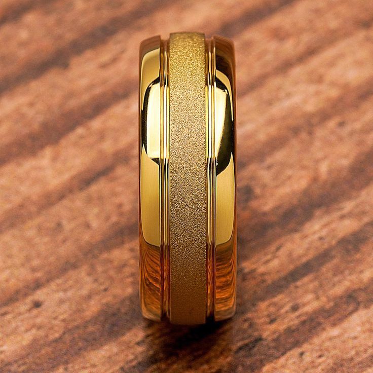 Anillo de Hombre en Oro Estilo Minimalista con Acabado Mate Arenado