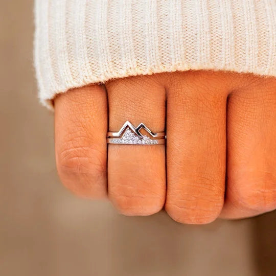 Anillo con Diseño de Montaña en Oro Blanco