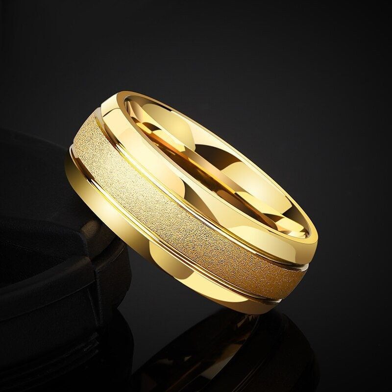 Anillo de Hombre en Oro Estilo Minimalista con Acabado Mate Arenado