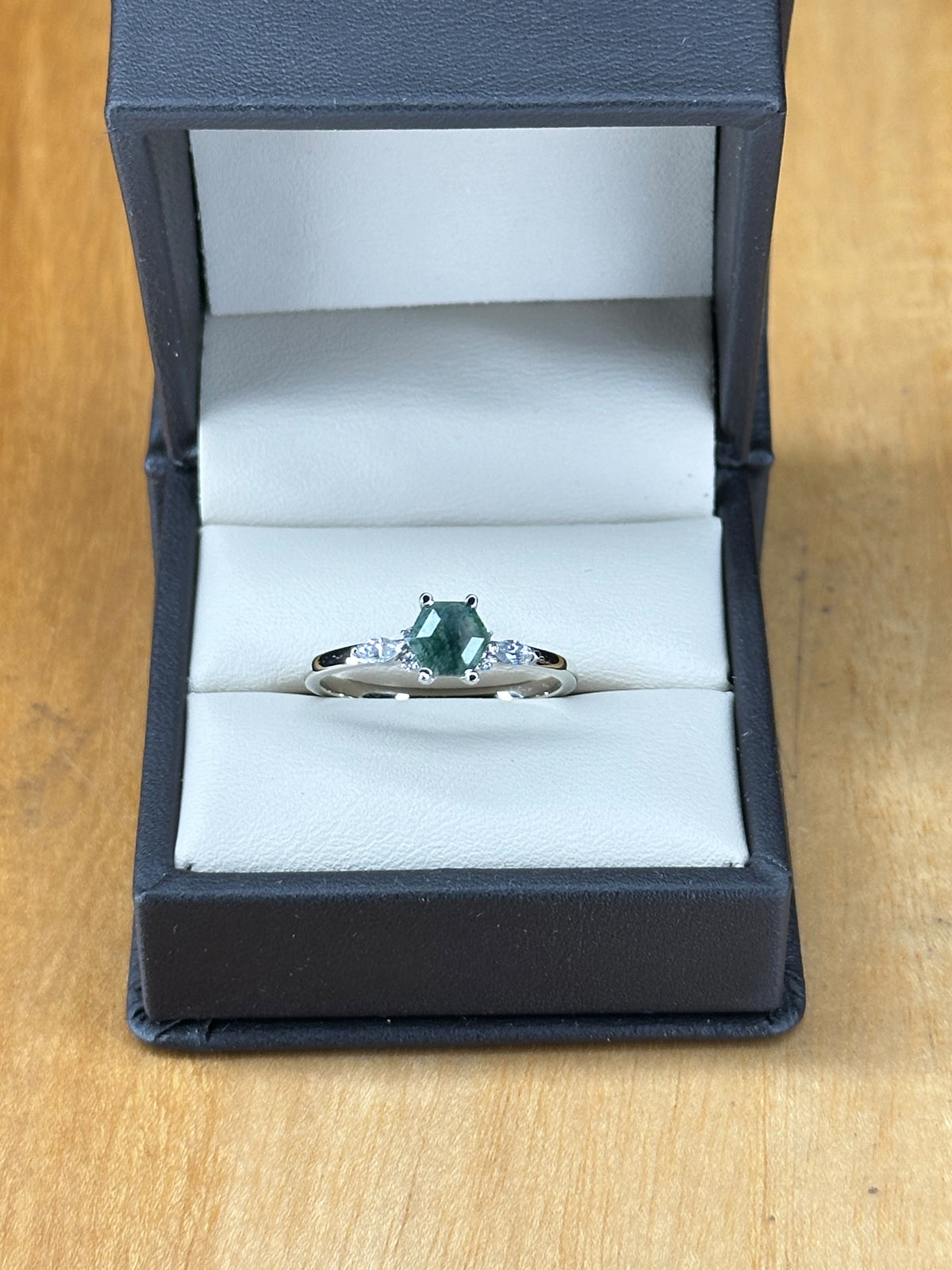 Anillo de Compromiso en Oro Blanco de 10 kilates con una Ágata Musgo y moisanitas