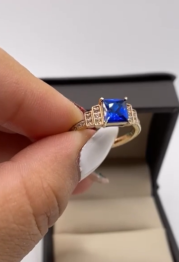 Anillo de Compromiso Corte Princesa Con Zirconia Azul