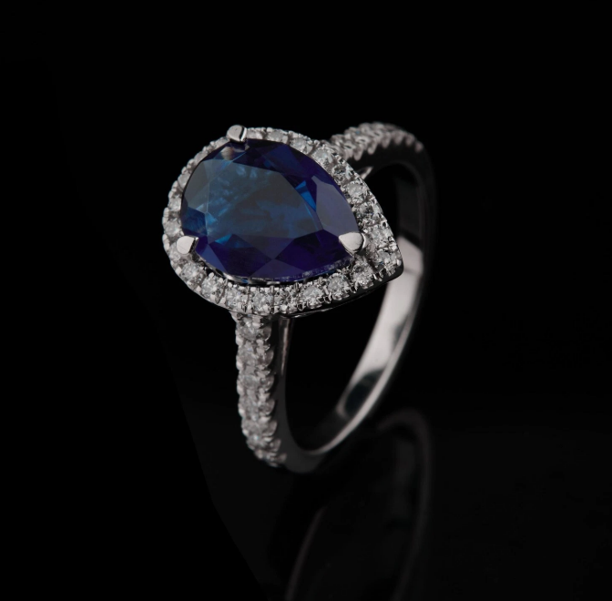 Anillo con Corte de Lágrima Estilo Halo