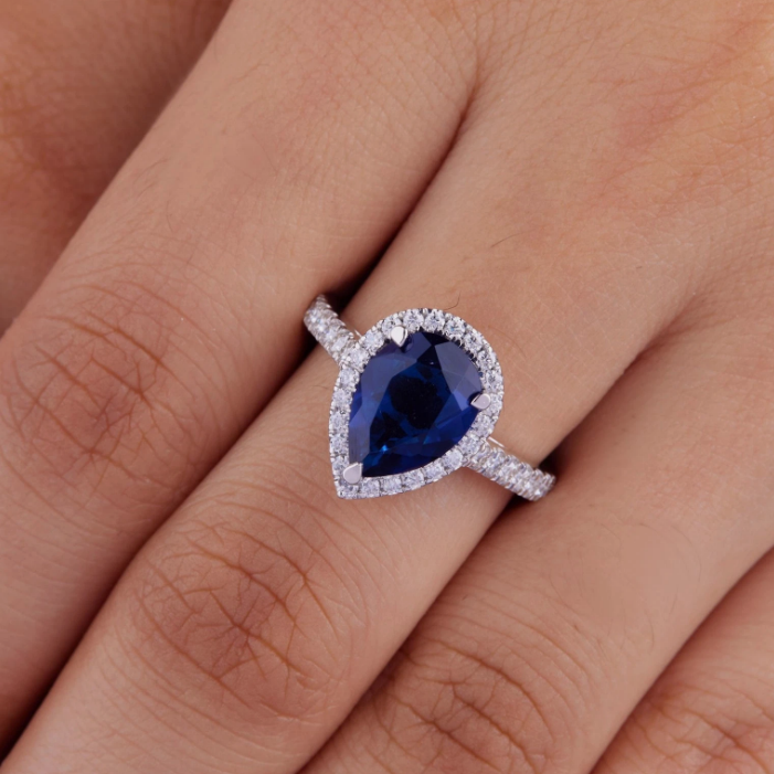 Anillo con Corte de Lágrima Estilo Halo