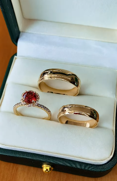 Trío de Anillos de Boda en Oro Amarillo
