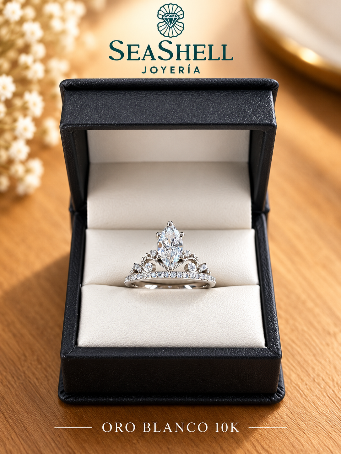 Anillo de compromiso con diseño de lágrima, elaborado en oro y realzado con un centro de corte pera y un delicado halo de diamantes. Una pieza elegante y romántica, ideal para celebrar un momento inolvidable.