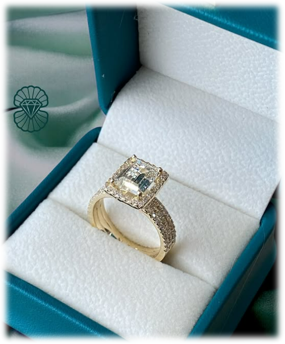 Anillo de Compromiso Corte Esmeralda Estilo Halo