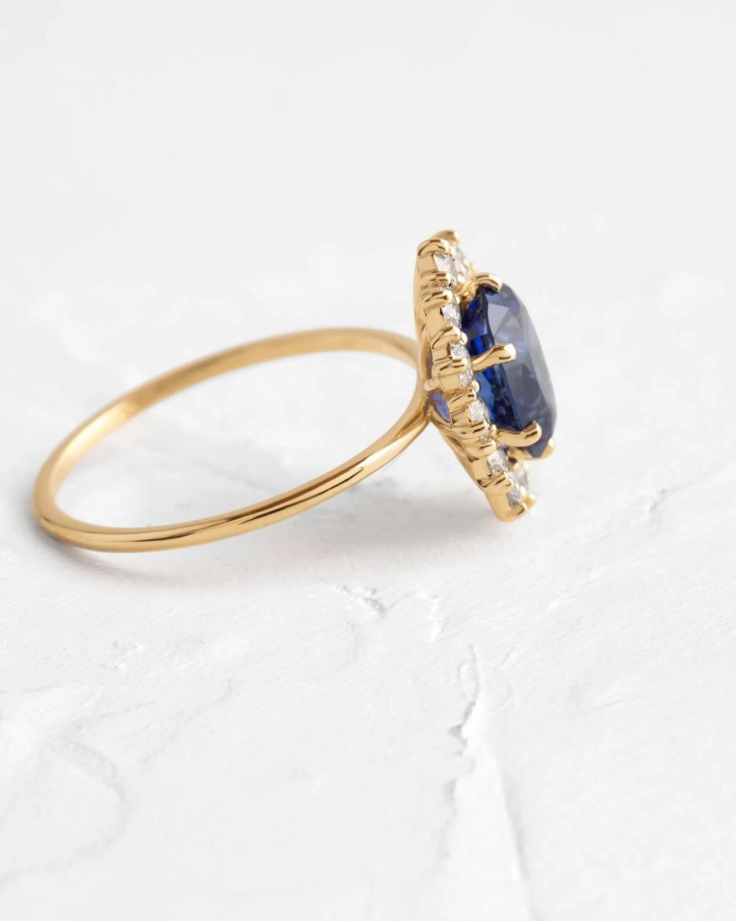 Anillo de Compromiso Corte Ovalado Estilo Halo