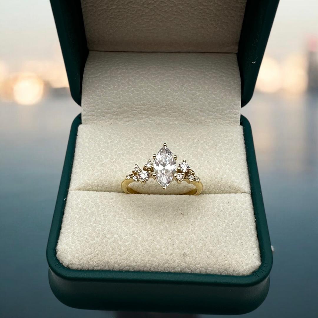 Anillo de Compromiso Corte Marquesa con zirconias, moissanitas o diamantes