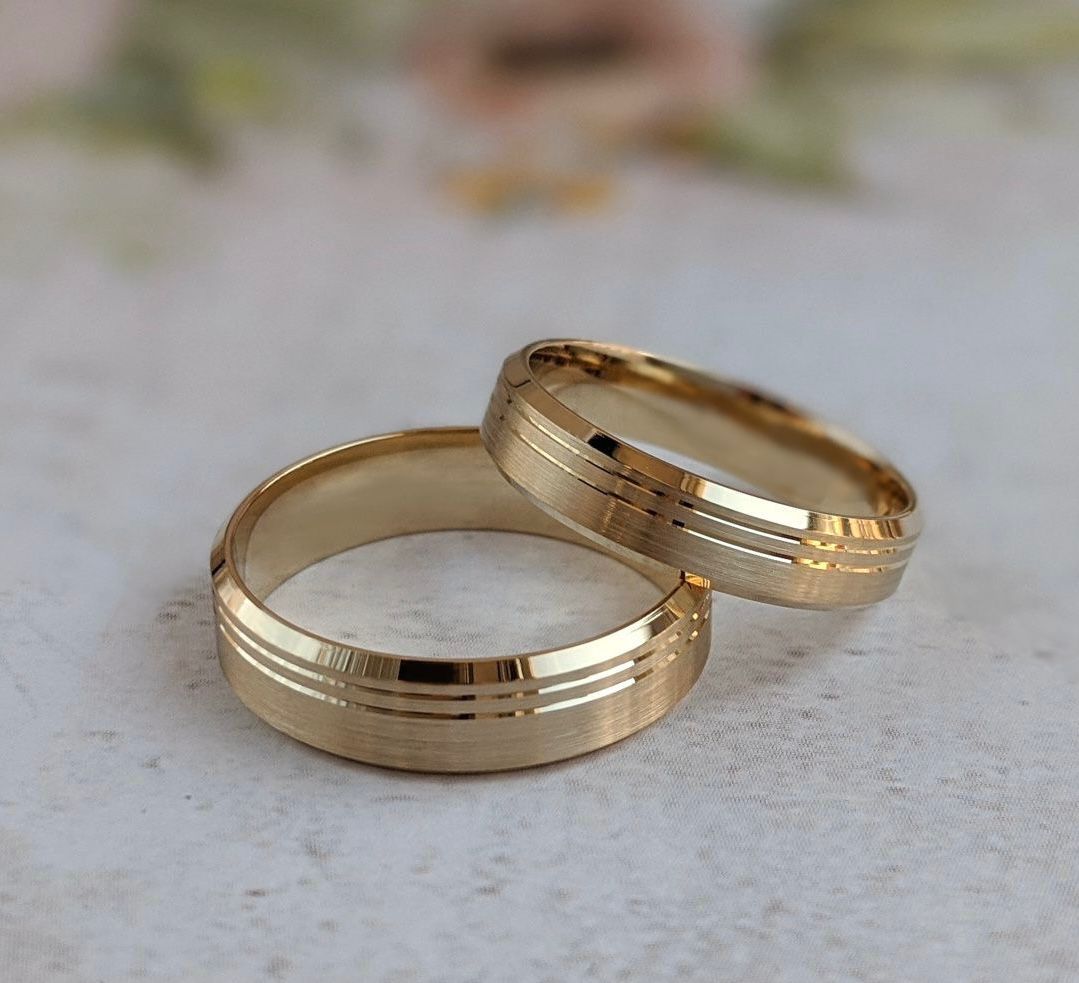 Set de Anillos de Boda en Oro Amarillo con Diseño Clásico