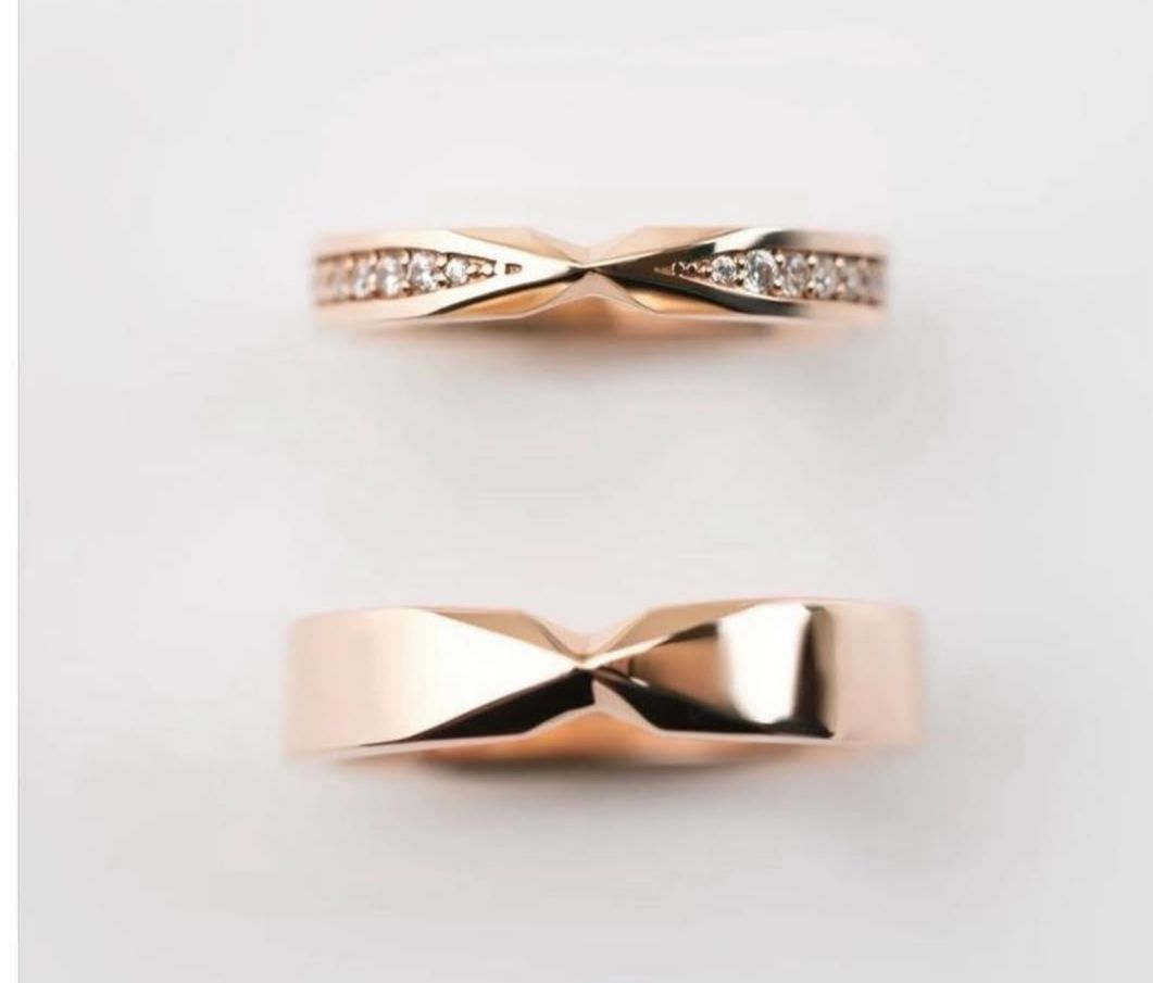 Dúo de Anillos de Boda en Oro Rosa – Diseño Moderno y Elegante ✨