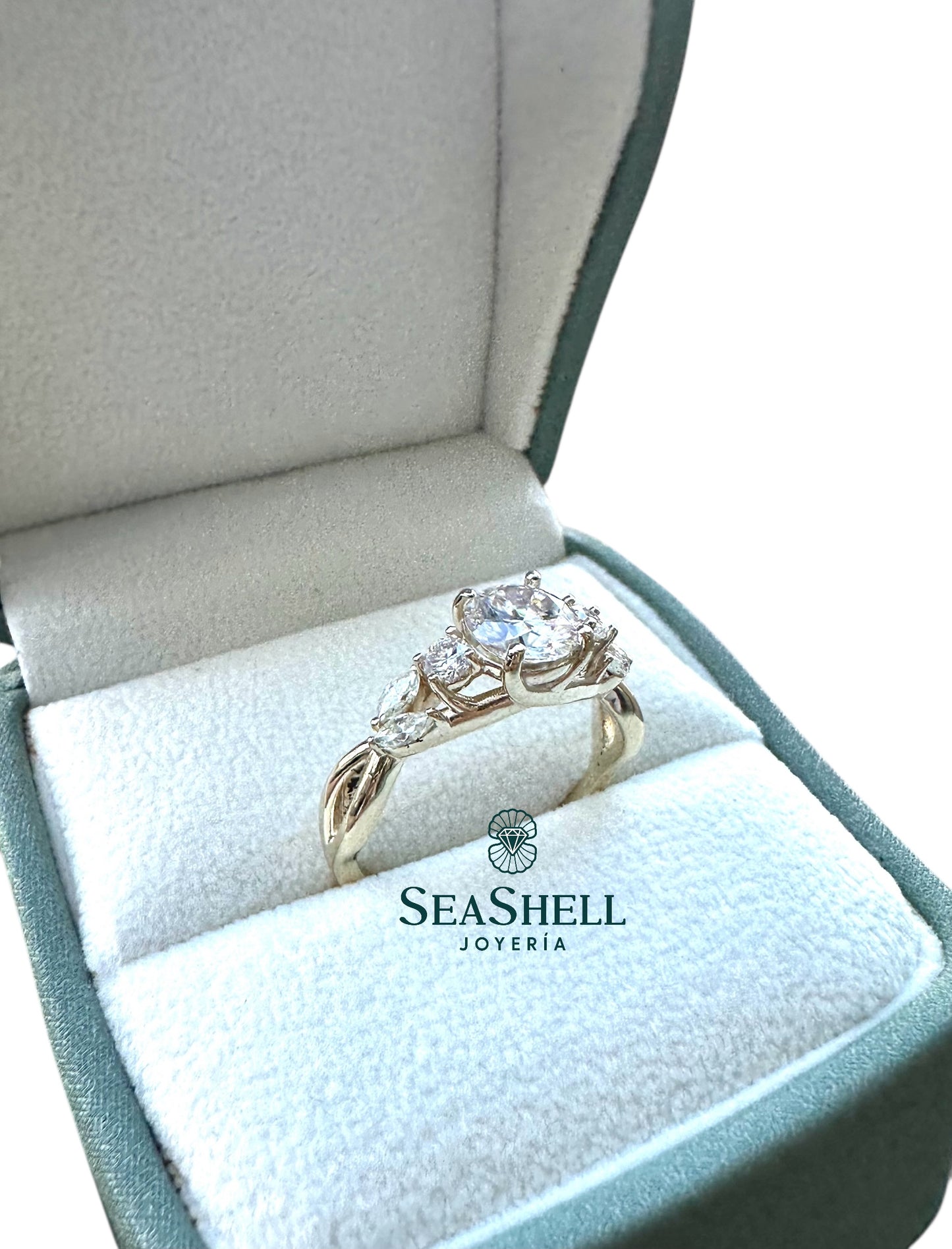 Anillo de Compromiso en Oro Amarillo con Diamantes