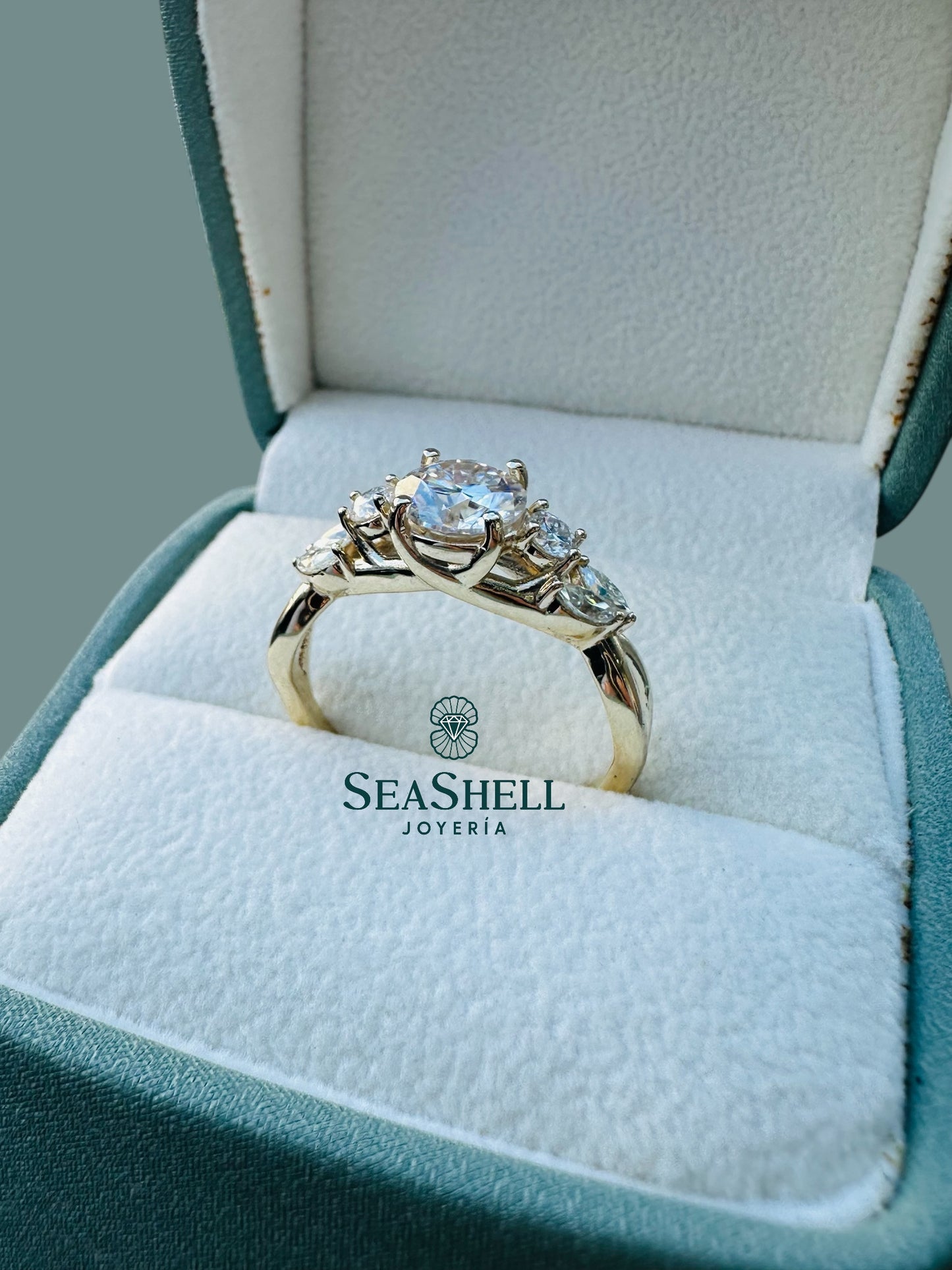 Anillo de Compromiso en Oro Amarillo con Diamantes