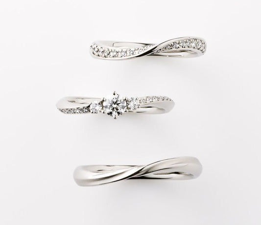 Trío de Anillos de Boda con Diseño Entrelazado y Zirconias