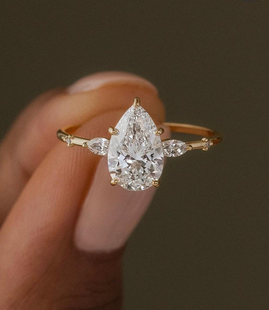 Anillo de Compromiso en Corte Pera