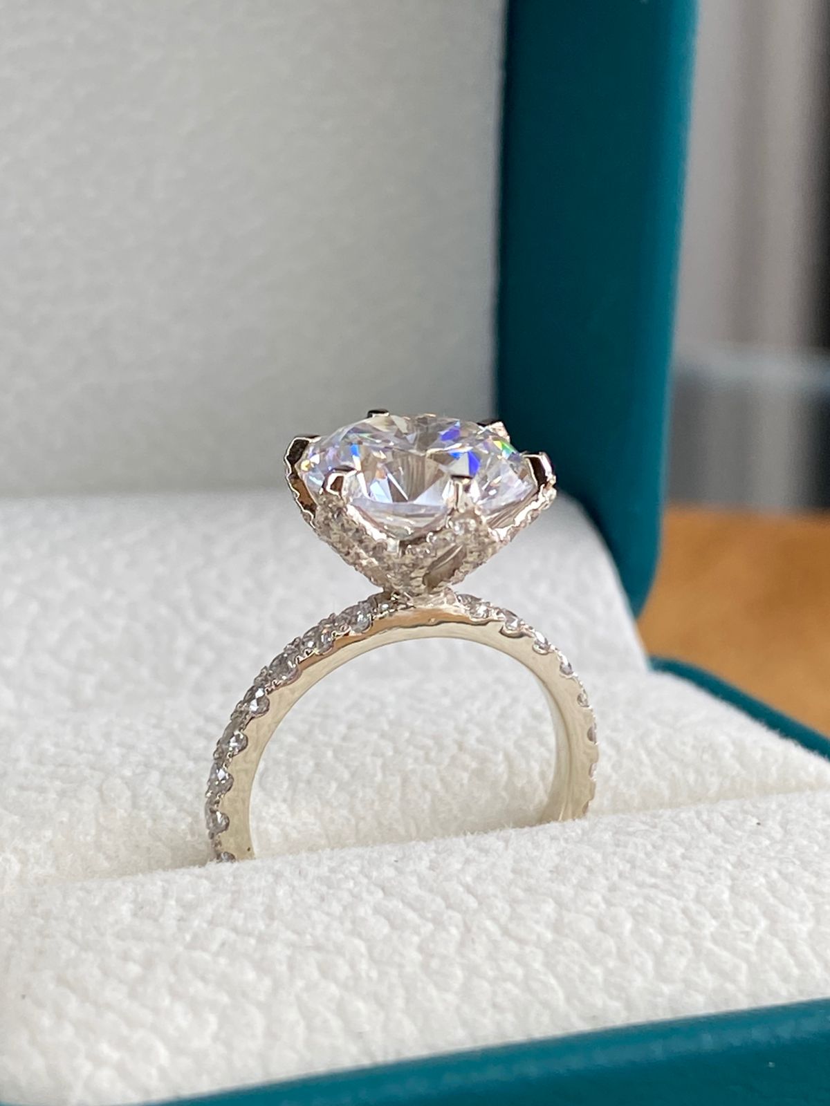 Anillo de Compromiso Corte Redondo Piedra Principal de 10 mms