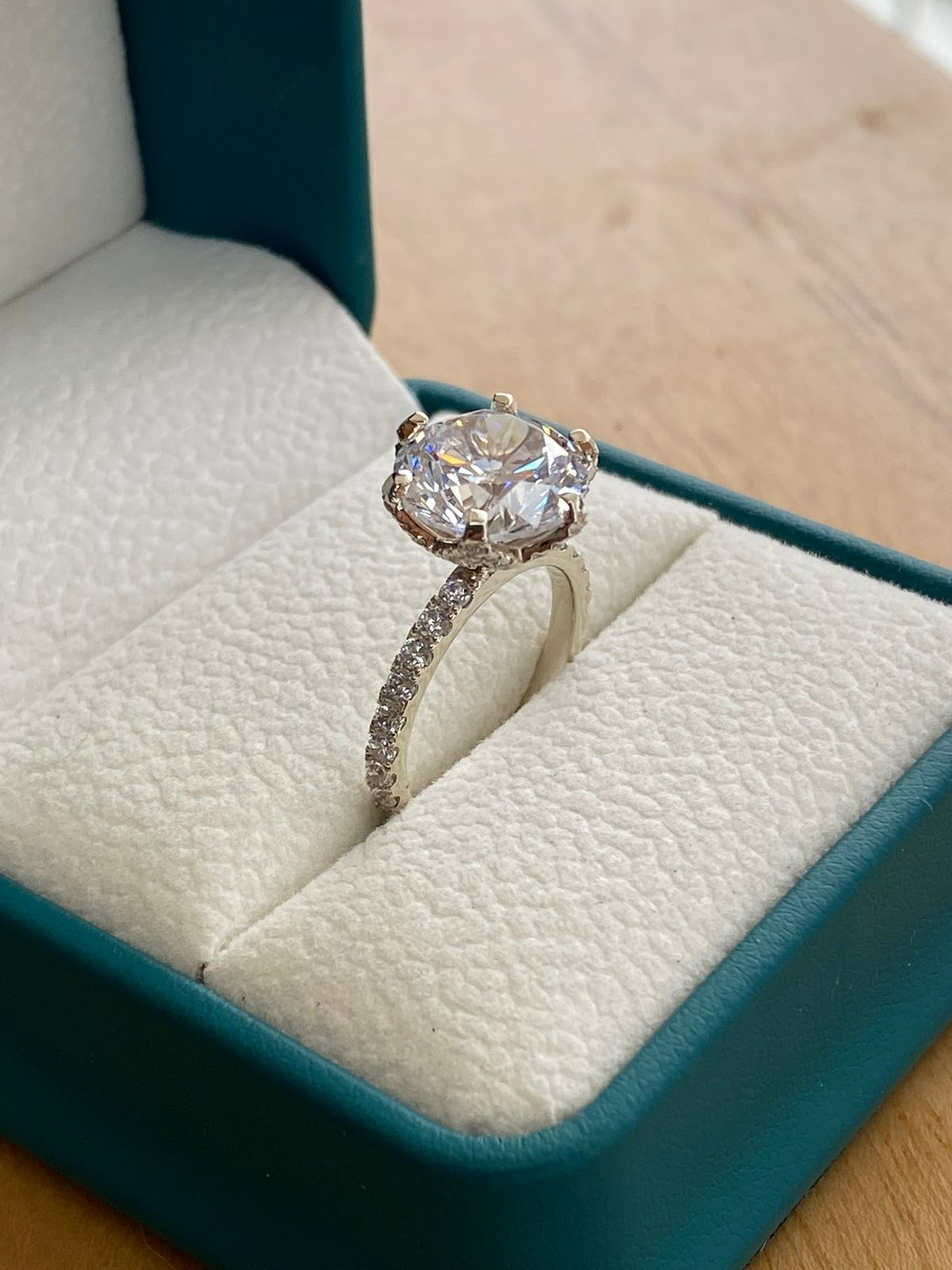 Anillo de Compromiso Corte Redondo Piedra Principal de 10 mms