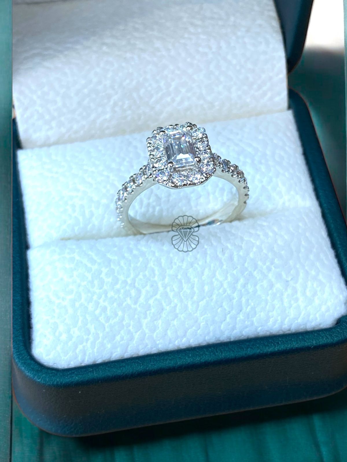 Anillo de Compromiso Corte Esmeralda